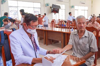 Khám bệnh, cấp thuốc miễn phí cho người dân xã U Minh