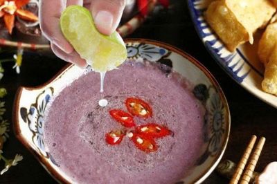 Tại sao khi vắt chanh, quất vào mắm tôm lại sủi bọt?