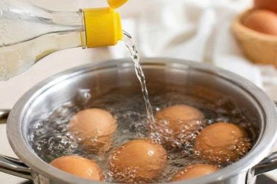 Vì sao nên thêm một chút giấm vào nồi khi luộc trứng?
