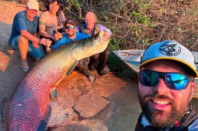 Nghẹt thở giây phút 'thủy quái' 200kg kéo phăng thuyền kayak, 5 người đàn ông vật lộn mới lôi nổi lên bờ