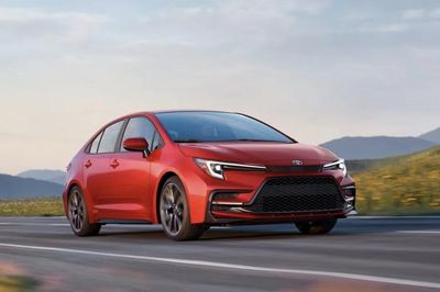 Toyota Corolla 60th Anniversary: Màu sơn riêng, mâm 18 inch, giới hạn 2.500 xe