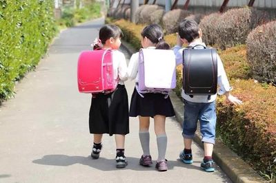 Mua giày cho con vào năm học mới, mẹ nên biết 6 mẹo này để tránh con bị đau chân, trầy da