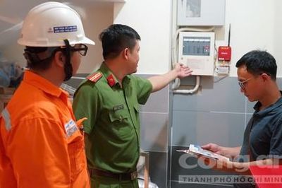 TPHCM: Cảnh sát PCCC và nhân viên điện lực kiểm tra và sửa chữa điện cho các nhà trọ, cơ sở lưu trú