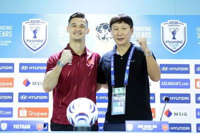 HLV Kim Sang-sik: 'Ronaldo, Messi sút cũng không làm Lê Giang Patrik nao núng'
