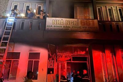 Giải cứu 28 người mắc kẹt trong nhà nghỉ bốc cháy ở Đà Nẵng