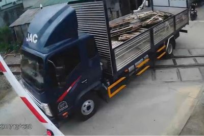 Xe tải vượt đường ray tông hỏng cần chắn, tài xế bị phạt 41,5 triệu đồng