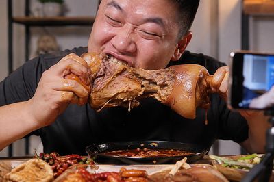 Ăn càng thô tục càng nhiều view, ai đang làm bẩn mạng xã hội?