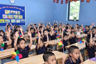 Đề nghị nhà trường bố trí bàn ghế phù hợp với chiều cao học sinh
