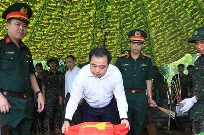 Bí thư Thành ủy Trần Đức Thắng thăm, động viên lực lượng tìm kiếm, quy tập hài cốt liệt sĩ tại Nghĩa trang Mai Dịch