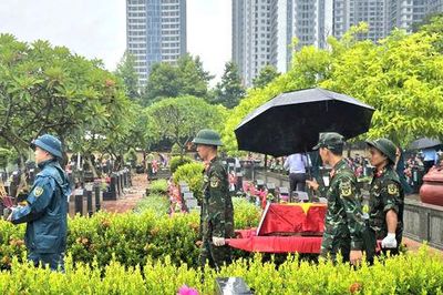 Dầm mưa lấy mẫu hài cốt liệt sĩ tại Nghĩa trang Mai Dịch