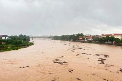 Hà Nội và 3 địa phương khẩn trương ứng phó lũ trên các sông, bảo đảm an toàn đê điều