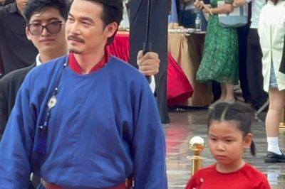 Quách Ngọc Ngoan và con gái út gây chú ý đi thảm đỏ dưới mưa