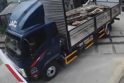 Vượt đường ngang khi cần chắn đang hạ, tài xế bị xử phạt 2 hành vi