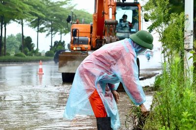 Công nhân 'đội mưa' dọn dẹp đường phố Hà Nội trước kỳ nghỉ Lễ Quốc khánh 2/9