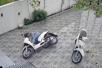 Người phụ nữ ngã sõng soài với pha lùi xe máy 'đi vào lòng đất'