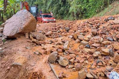 Hàng nghìn m³ đất đá sạt lở, nhiều tuyến đường ở Lào Cai bị đe dọa