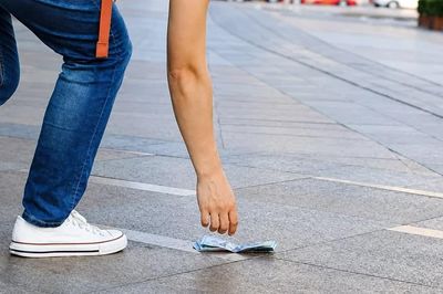 Vì sao có lời dặn đừng nhặt tiền rơi ngoài đường khi Rằm tháng 7 tới gần?