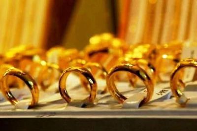 Giá vàng tăng vọt sáng đầu tuần, trong nước gần ngang bằng với giá thế giới