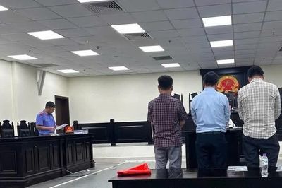 Cựu Hiệu trưởng và cấp dưới 'ăn chặn' tiền 'A80' của sinh viên hầu tòa
