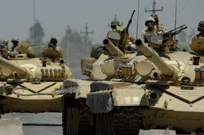 T-72: Vì sao Liên Xô chọn 'xe tăng bình dân' thay vì chỉ dùng T-64?