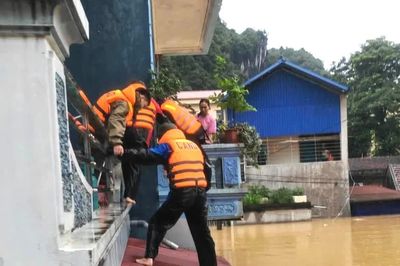 Hơn 5.000 hộ dân phải sơ tán tránh lũ, sạt lở đất