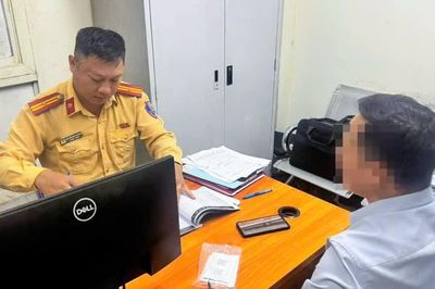 Xử phạt 23 triệu đồng với tài xế đeo 2 biển số cho xe ô tô