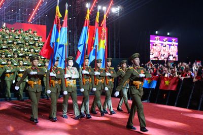 40.000 khán giả reo hò, hòa giọng dưới mưa trong 'concert quốc gia'