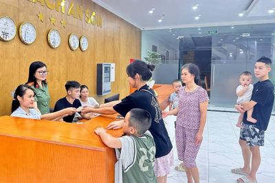 Trăm suất cơm nóng, khách sạn miễn phí cho người dân tránh lũ