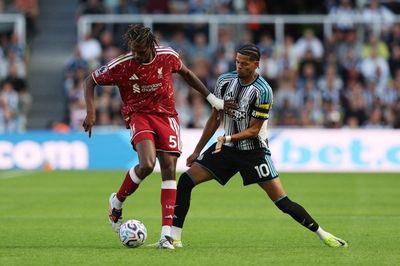 Szoboszlai ghi bàn phút bù giờ, Liverpool thoát thua Newcastle