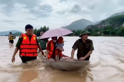 Công an lội nước đưa cháu bé 2 tuổi đi cấp cứu