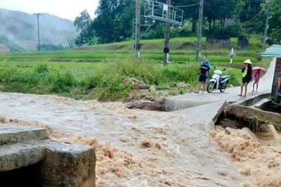 Mưa lớn do bão số 4 gây sạt lở, chia cắt nhiều khu dân cư ở Quang Chiểu