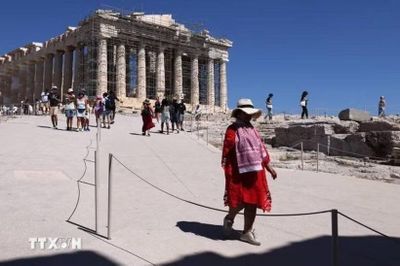 Mũ chống nắng xuất hiện khắp nơi ở Athens khi lượng du khách lớn đổ về các di tích cổ