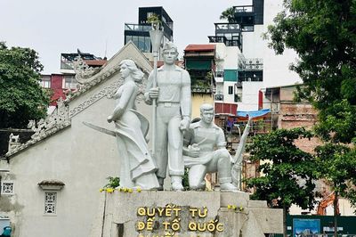 Du khách check-in bên Tượng đài 'Quyết tử để Tổ quốc quyết sinh'