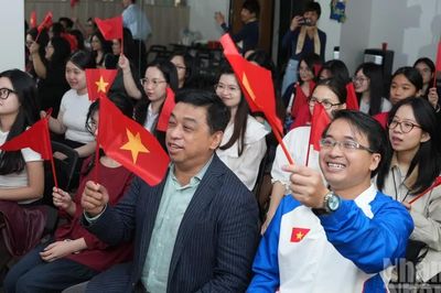 Thanh niên, sinh viên Việt Nam tại Nga theo dõi chương trình 'Tổ quốc trong tim' qua nền tảng số