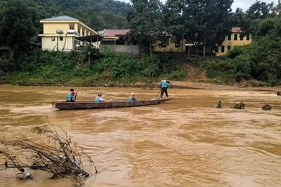Nghệ An: Dùng thuyền hỗ trợ dân bản bị chia cắt do mưa lũ