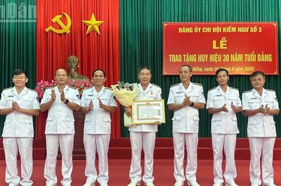 Đảng ủy Chi đội Kiểm ngư số 3 trao tặng Huy hiệu 30 năm tuổi Đảng