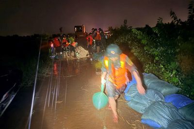 Nước tràn bờ đê tại Uông Bí (Quảng Ninh): Cán bộ, chiến sĩ Sư đoàn 395 (Quân khu 3) đắp đê ngay trong đêm