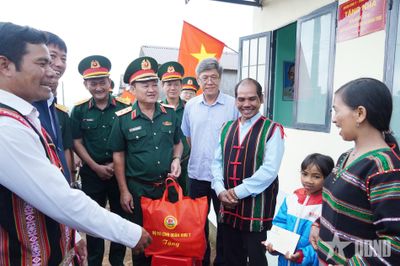 Bộ tư lệnh Quân khu 7 thăm, động viên các lực lượng và nhân dân khu vực biên giới xã Quảng Trực (tỉnh Lâm Đồng)