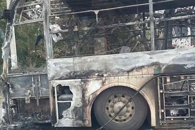 Xe khách giường nằm bốc cháy trên Quốc lộ 1A, gần 40 người thoát nạn