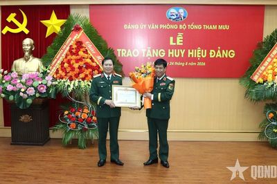 Trao Huy hiệu Đảng tặng các đảng viên thuộc Đảng bộ Văn phòng Bộ Tổng Tham mưu