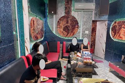 'Con nghiện' quẩy trong quán karaoke