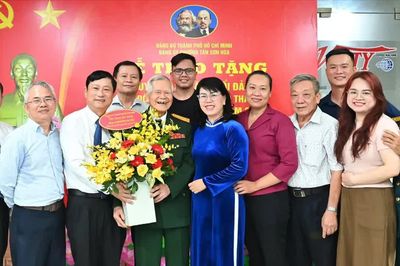 TPHCM: Gần 24.100 đảng viên nhận Huy hiệu Đảng đợt ngày 2-9-2026