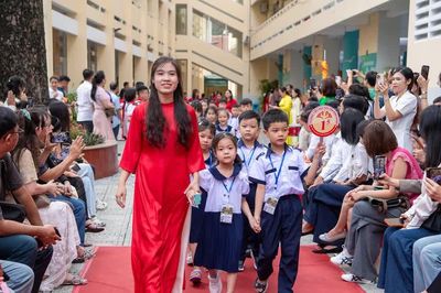 TPHCM: Trường học rộn ràng đón học sinh đầu cấp