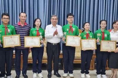 Đồng chí Nguyễn Phước Lộc chúc mừng đội TPHCM đoạt giải cuộc thi 'Em yêu biển, đảo quê hương'