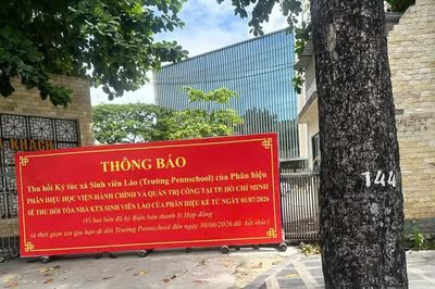 Trường thông báo đóng cửa trong ngày đầu tựu trường, học sinh chới với