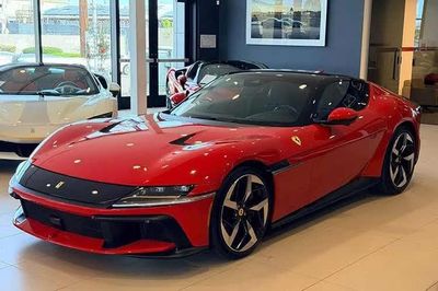 [GALLERY] Tận thấy siêu xe Ferrari 12 Cilindri bạc tỷ đầu tiên tại Việt Nam