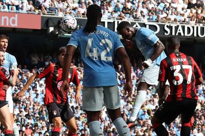 VAR công nhận bàn phút 90+1, Man City thoát hiểm ngoạn mục