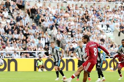 Liverpool thoát thua kịch tính trước Newcastle