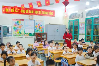 Học sinh lớp 1 Hưng Yên háo hức ngày đầu đến trường