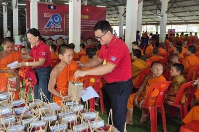 Tổ chức Hành trình 'Tôi yêu Tổ quốc tôi' tại Luang Prabang (Lào)